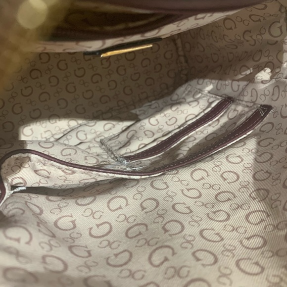 Guess Burgundy Colour Backpack Bag - Perfect for Travel - Picture 11 of 11